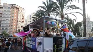El Orgullo toma el corazón de Alicante con una marcha entre la fiesta y la reivindicación