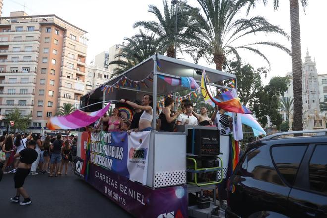 El Orgullo llena de color y reivindicación el corazón de Alicante