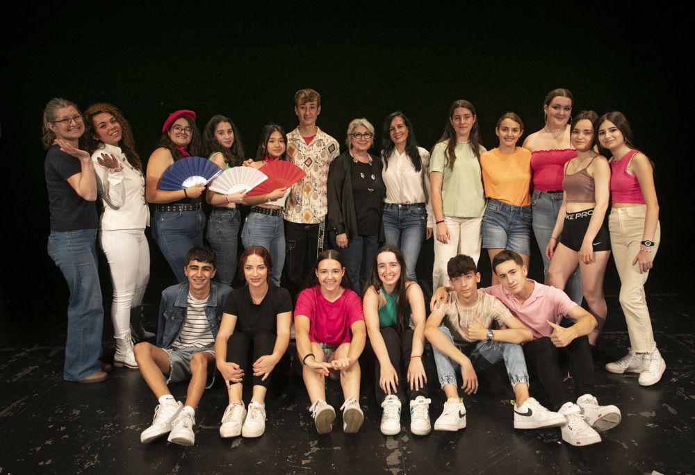 Los alumnos de 4º de la ESO del María Moliner se suben a las tablas en la casa de Cultura del Port de Sagunt