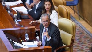 El presidente de la Asamblea de Madrid, Enrique Ossorio, durante un pleno de la Asamblea de Madrid, a 22 de mayo de 2025, en Madrid (España). Ayuso se ha enfrentado a las preguntas de la oposición marcadas por el informe que pretende llevar Más Madrid a la Comisión de Venecia en el que dan cuenta de la censura a la oposición por parte de la mayoría absoluta del PP en la Asamblea de Madrid, los cuales han vetado 13.466 iniciativas de las 44.842 presentadas, lo que supone un 30%. Entre los temas “vetados” se encuentran la gestión de la pandemia, las residencias de mayores o las investigaciones judiciales de personas relacionadas con la presidenta. 22 MAYO 2025;PLENO;ASAMBLEA;CRÍTICAS;OPOSICIÓN Gustavo Valiente / Europa Press 22/05/2025. ENRIQUE OSSORIO;Gustavo Valiente