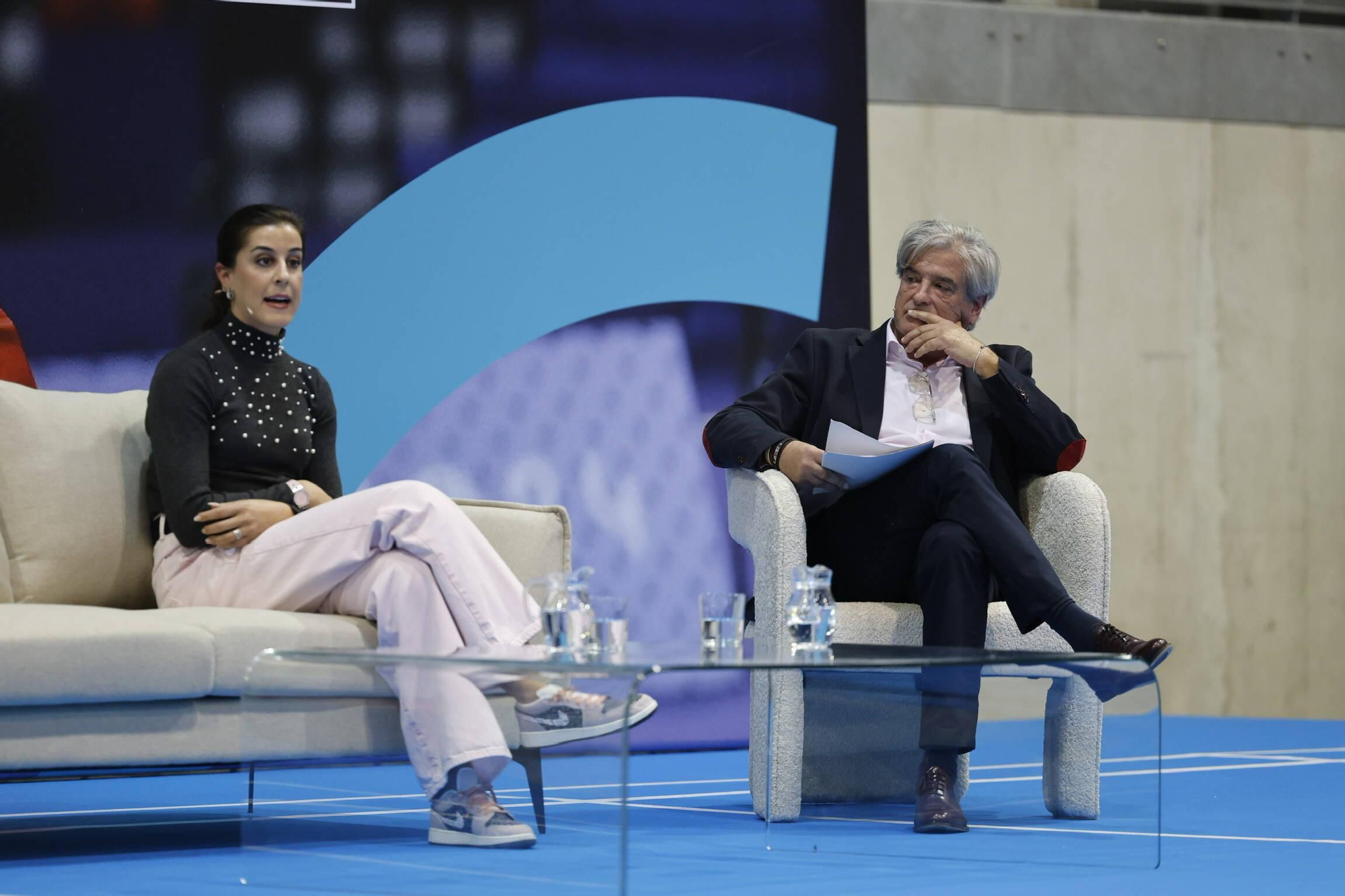 Carolina Marín recibe el cariño de medio millar de deportistas asturianos en Gijón y la visita sorpresa de Saúl Craviotto