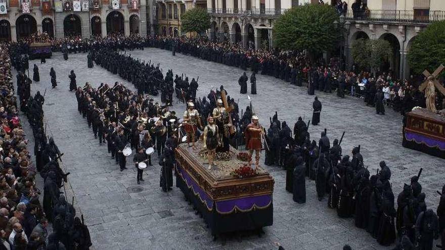 La procesión de Jesús Nazareno a su paso por la Plaza Mayor.