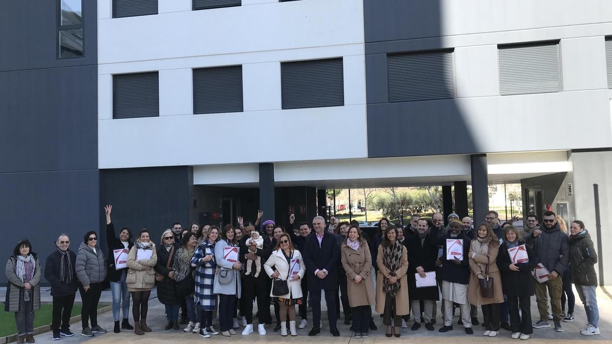 La alcaldesa de Zaragoza, Natalia Chueca, entrega las llaves de 36 viviendas sociales del primer edificio de VPO en España PassivHouse Plus con certificación energética A, que se ubican en el conjunto residencial 'Flumen Plus' en la Jota.