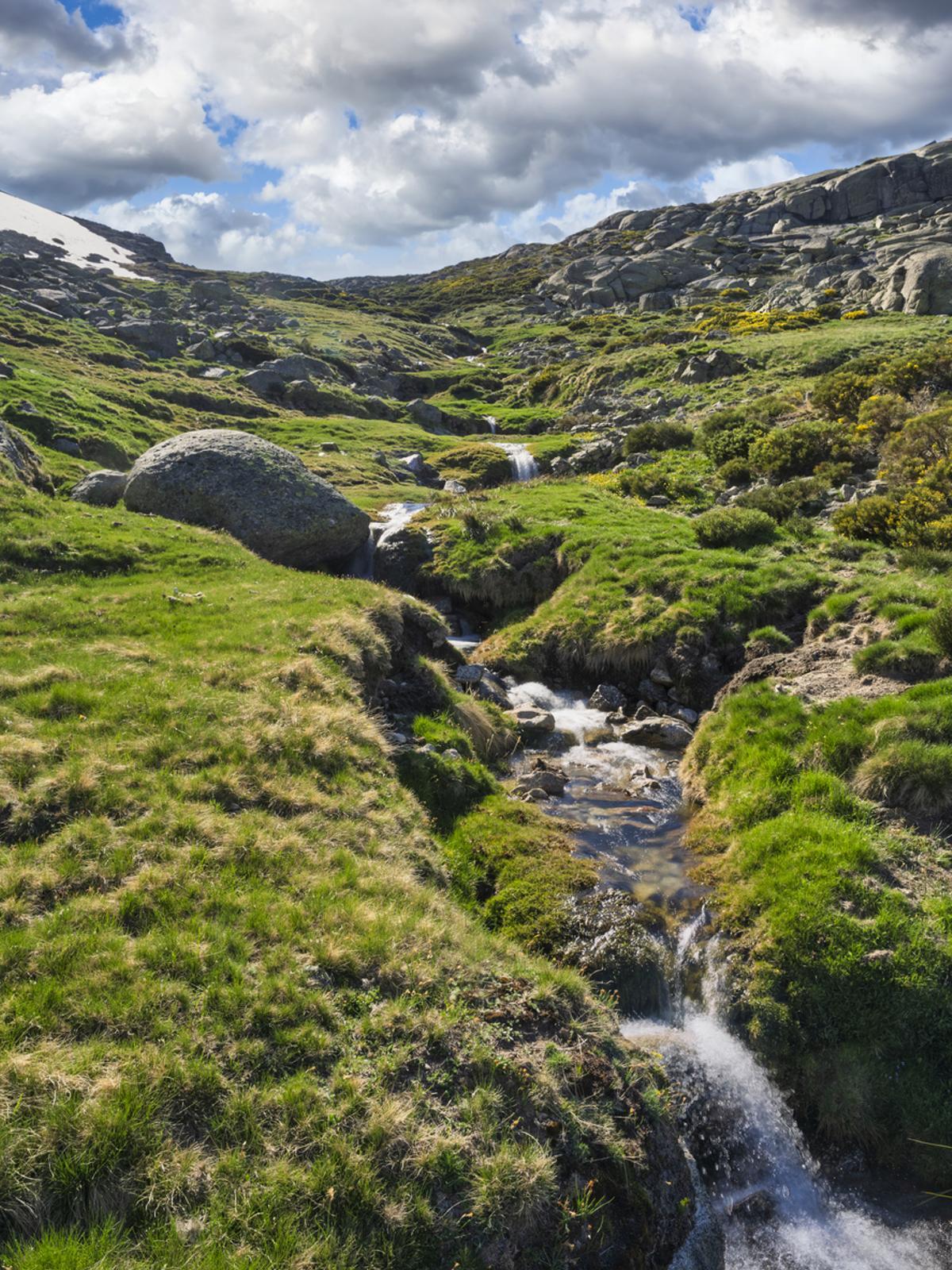 Arroyo con pequeñas cascadas que se originan en la Sierra de Gredos