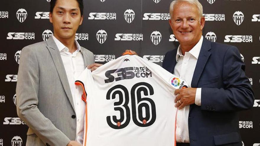 Peter Draper, Director de Marketing del Valencia CF, junto al Vicepresidente de S36.com, Sr. Hui.