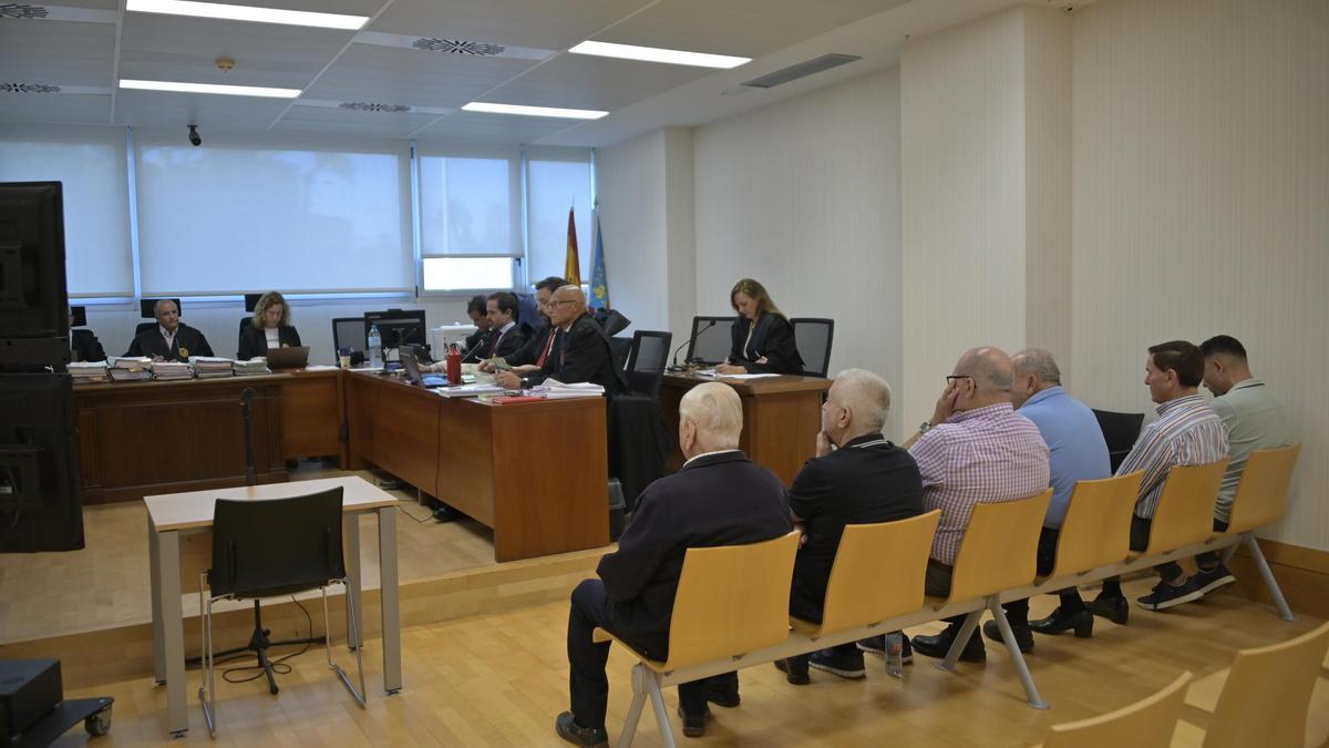 Un técnico del Ayuntamiento de Orihuela advierte que la basura enterrada en fincas de La Murada es peligrosa y los agricultores mantienen que exportan los cítricos plantados sobre esos suelos sin restricciones Un técnico del Ayuntamiento de Orihuela advierte que la basura enterrada en fincas de La Murada es peligrosa y los agricultores mantienen que exportan los cítricos plantados sobre esos suelos sin restricciones