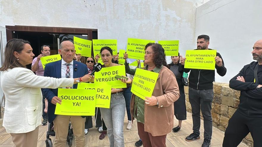 Vecinos de VPO de Nueva Andalucía: «No es de recibo el estado de los pisos»