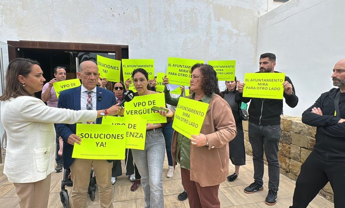 Vecinos afectados por las deficiencias en sus viviendas, este viernes, tras el pleno municipal en una imagen de OSP.
