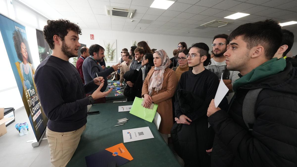 Alumnos del Caminàs participaron en un encuentro de Xarxatec para unir a alumnos y empresas tecnológicas interesados en captar alumnos de FP dual