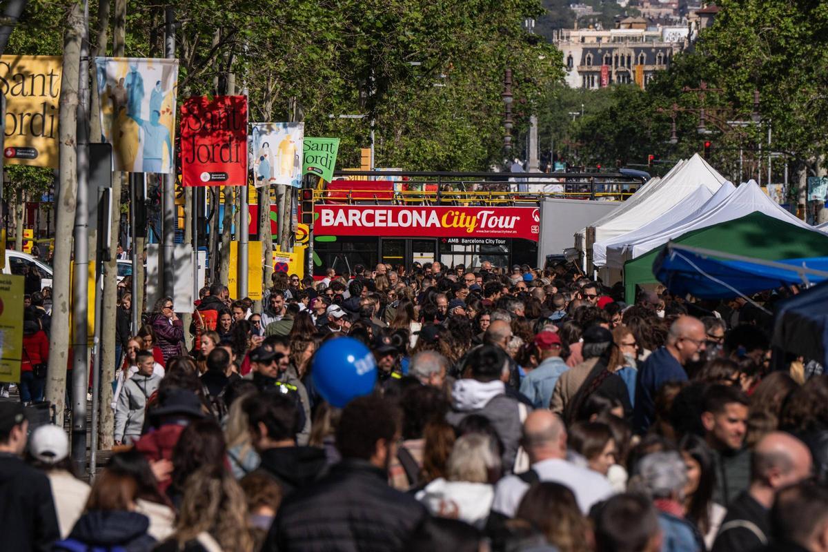 Celebración de la Diada de Sant Jordi en el paseo de Gràcia de Barcelona