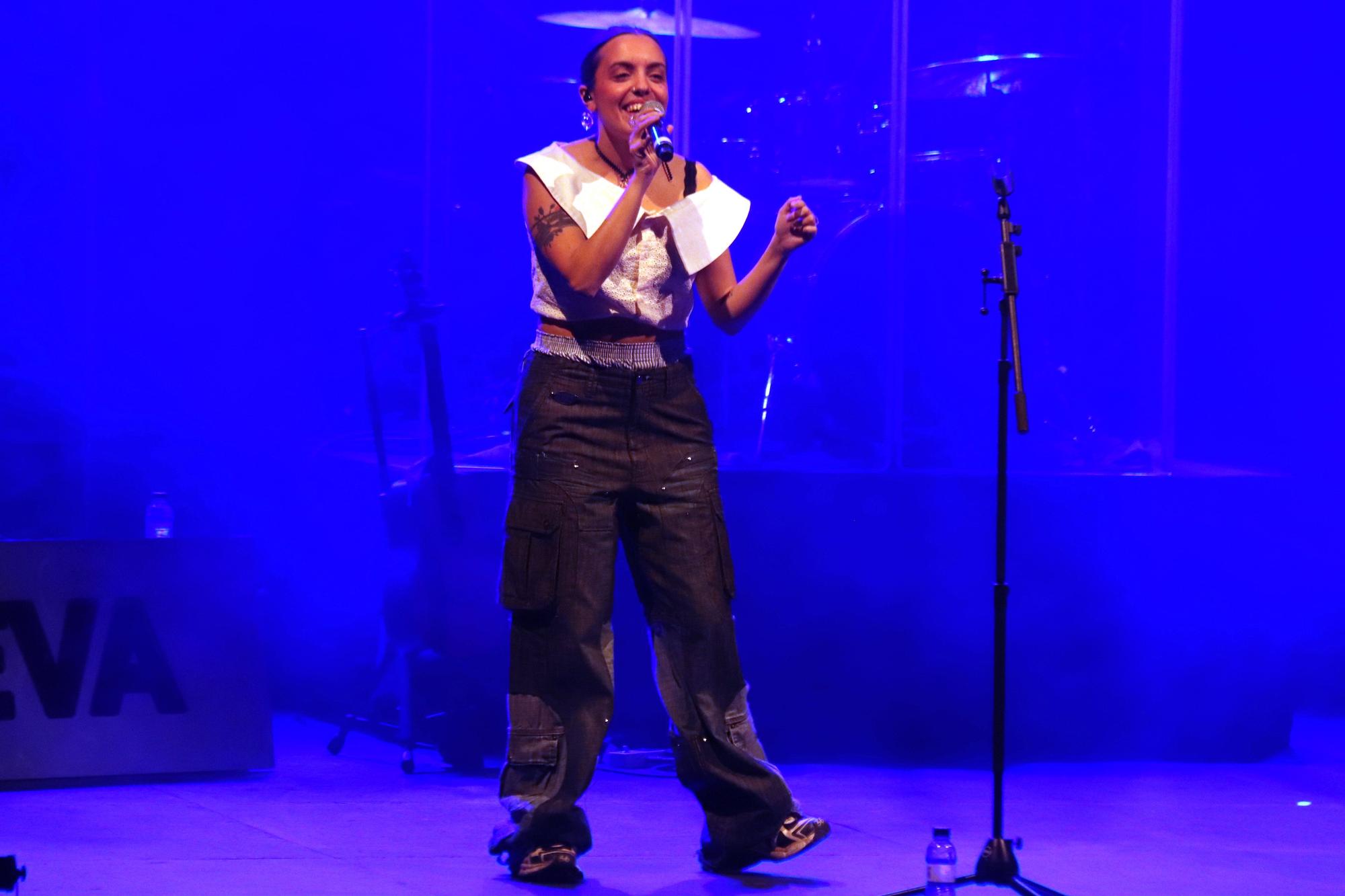 La cantant de Ginestà, Júlia Serrasolsas, canta un dels temes del nou disc en el concert de presentació al Teatre Municipal de Girona del Festival Strenes