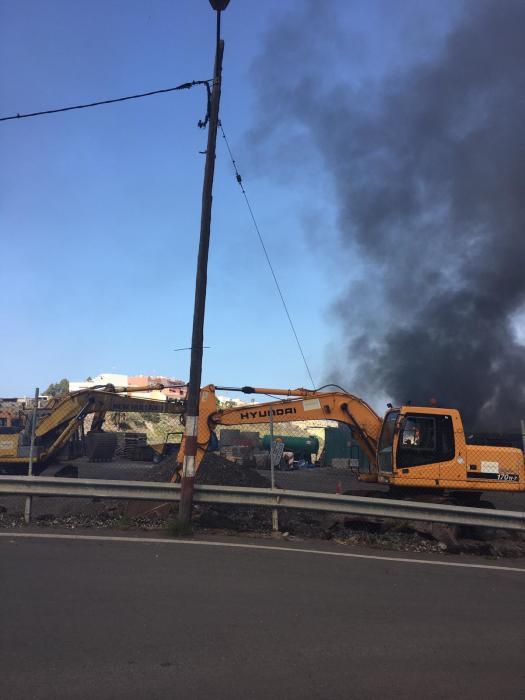 Fuego en un contenedor de la obra de la carretera de Teror