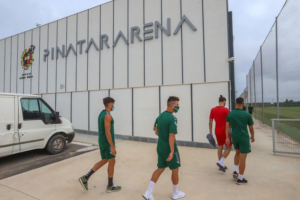 Se trata de su primer entrenamiento en este complejo deportivo para preparar el partido de mañana (22.00) en el Martínez Valero frente al Real Zaragoza.