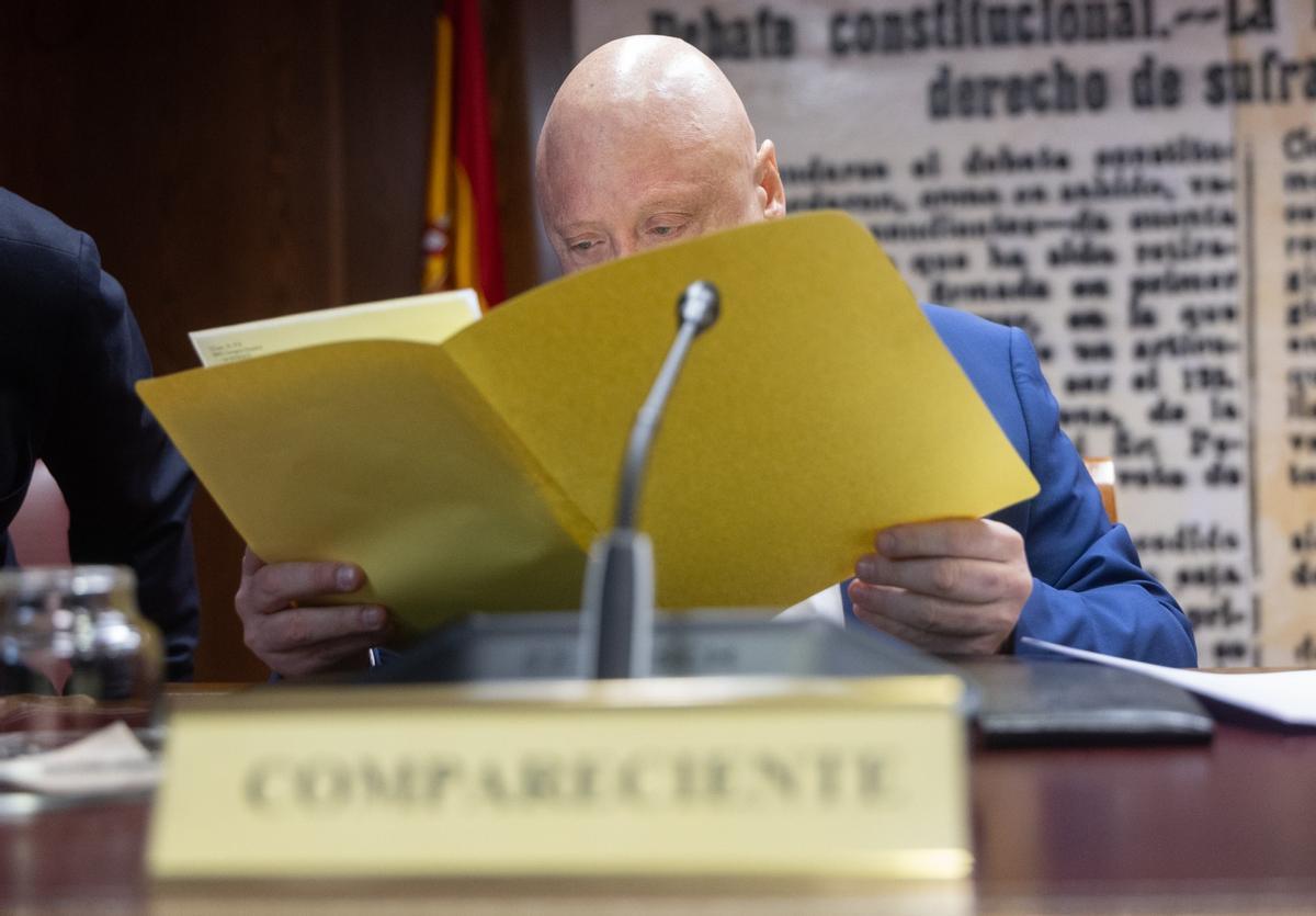 Fernando Samper consulta sus documentos al inicio de la comparecencia en el Senado.