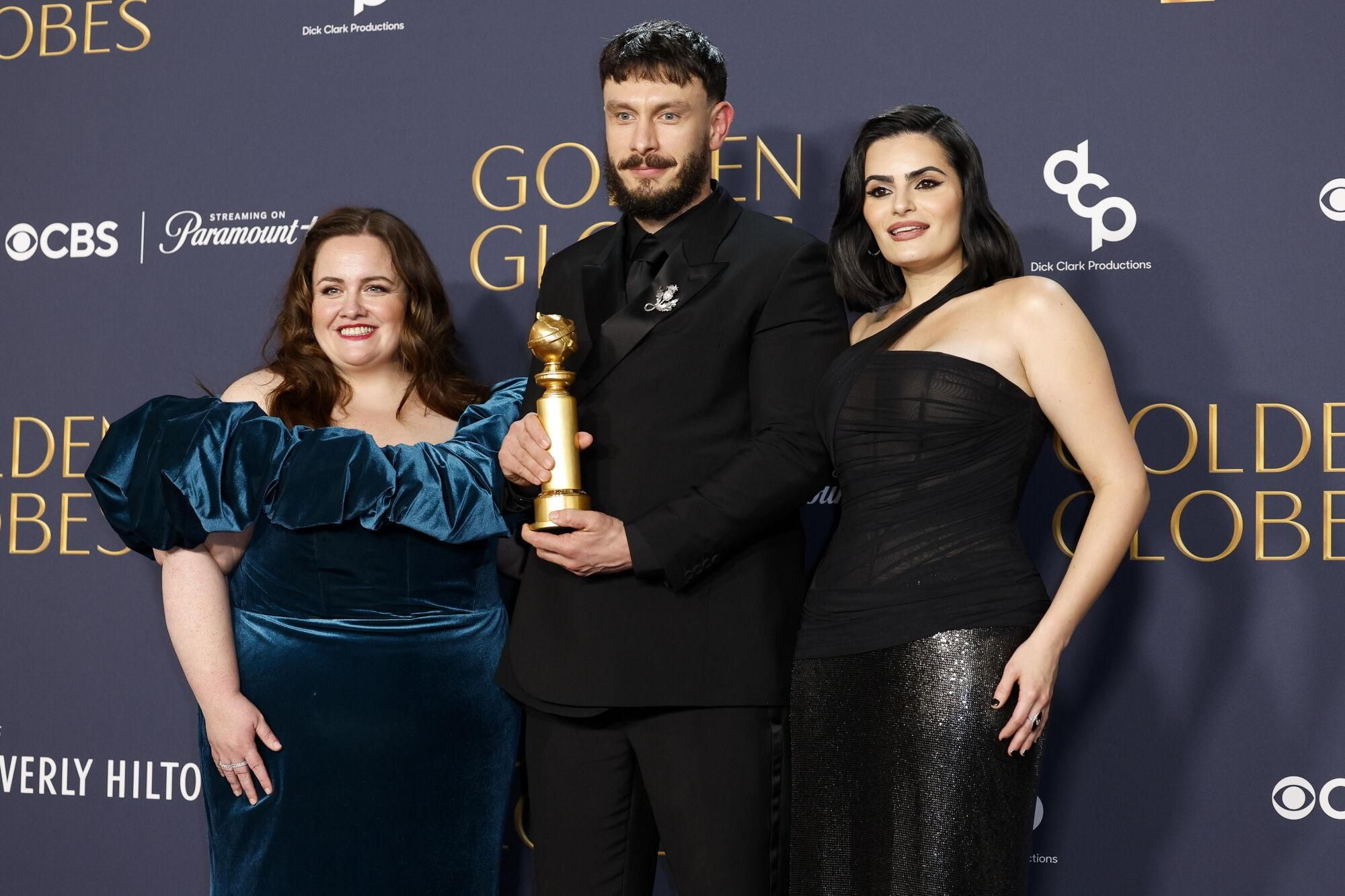 Beverly Hills (United States), 06/01/2025.- (L-R) Jessica Gunning, Richard Gadd, and Nava Mau pose in the press room with the award for best television limited series, anthology series, or motion picture made for television for 'Baby Reindeer' during the 82nd annual Golden Globe Awards ceremony at the Beverly Hilton Hotel in Beverly Hills, California, USA, 05 January 2025. Artists in various film and television categories are awarded Golden Globes by the Hollywood Foreign Press Association. EFE/EPA/CAROLINE BREHMAN