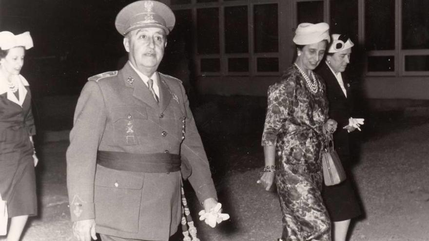 Francisco Franco durante una visita a Pollença con su mujer Carmen Polo.