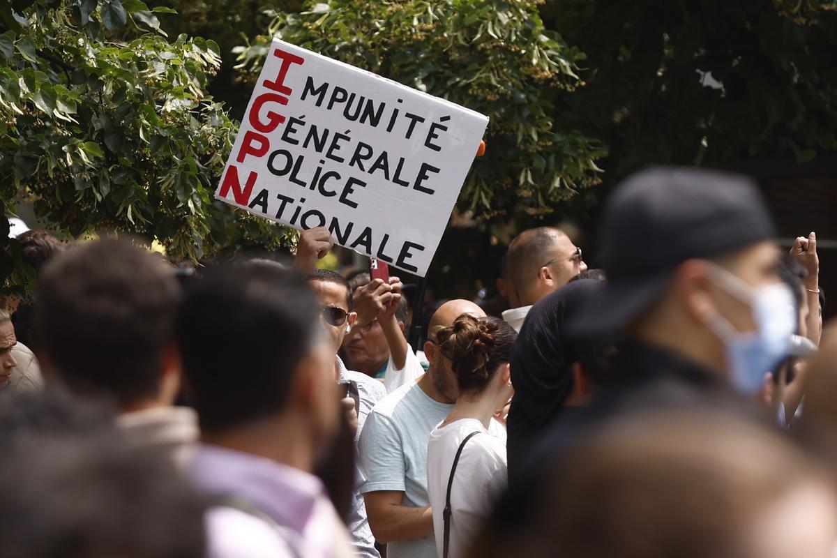 Mounia, la madre de Nahel encabeza una marcha blanca en Nanterre. La familia del joven fallecido ha convocado una marcha blanca en su memoria.