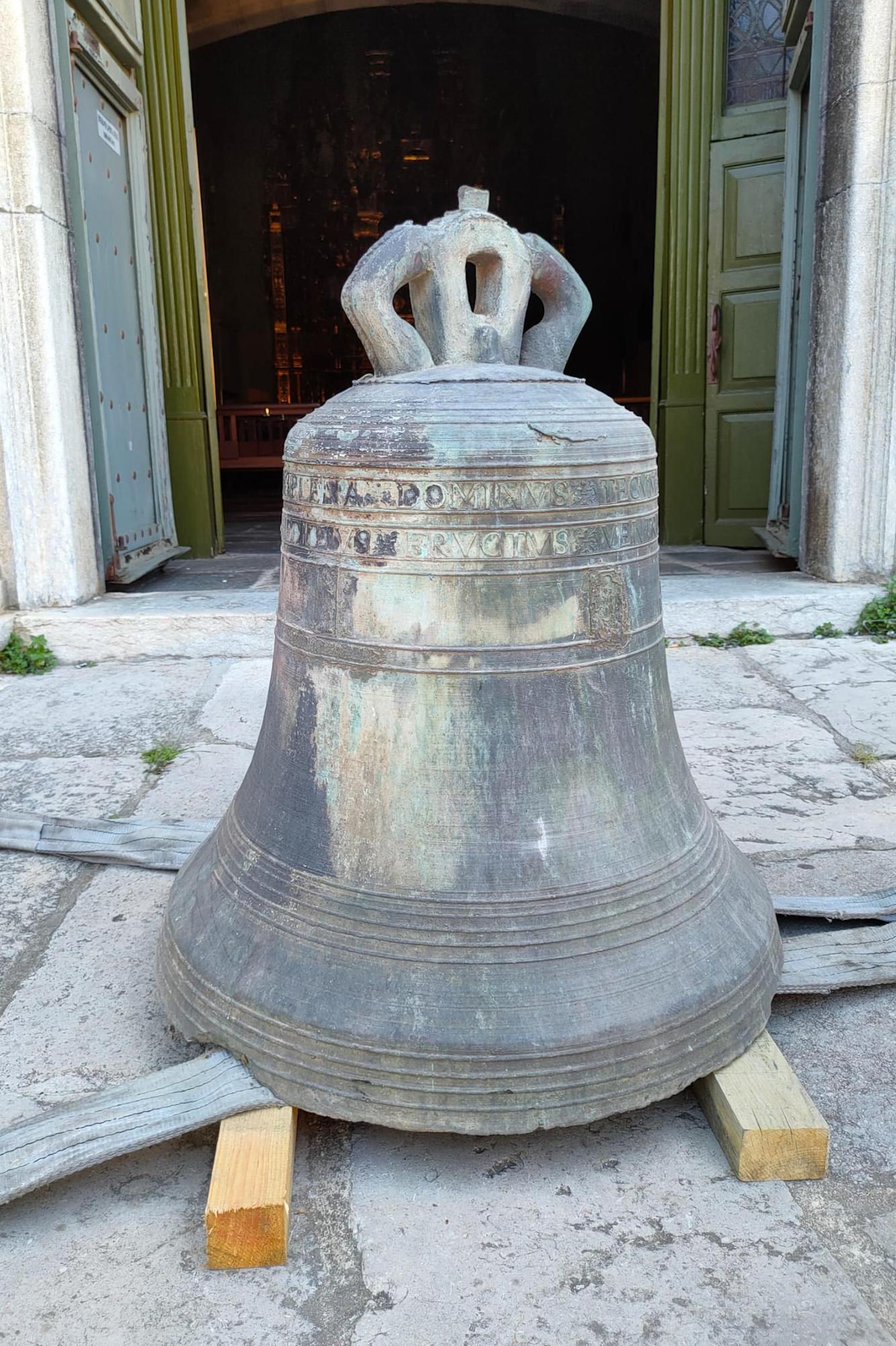 L&#039;antiga campana de Cassà de la Selva a la porta de l&#039;església abans que es traslladi a l&#039;interior on s&#039;exposarà conjuntament amb el rellotge.