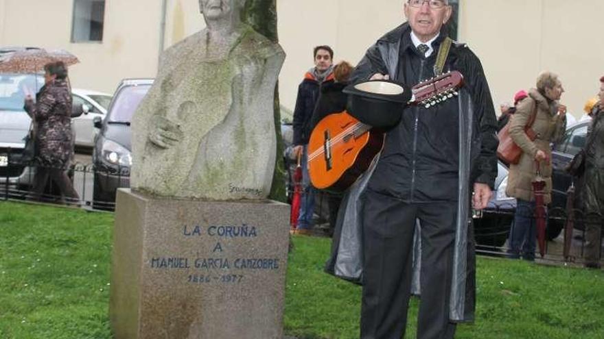 Ángel Rey, junto al busto de Canzobre.