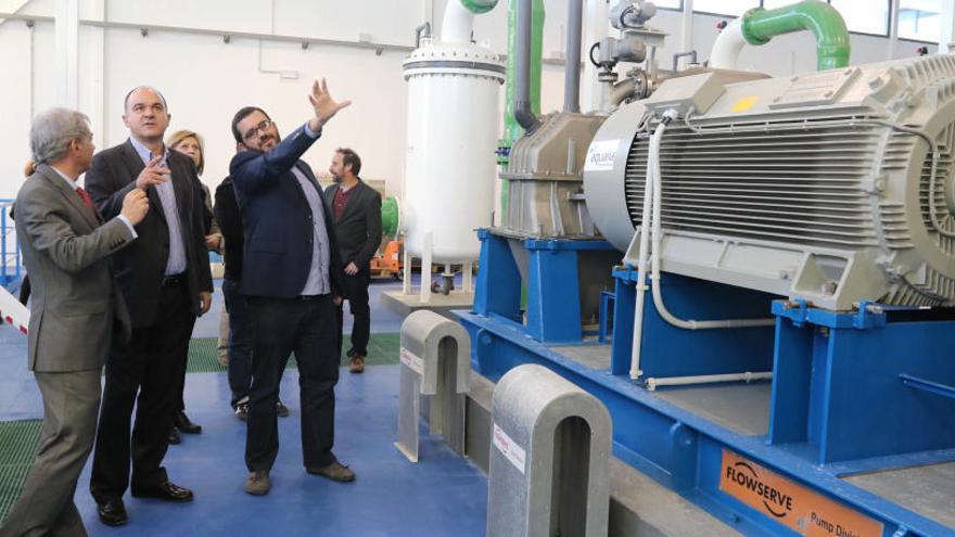 Visita del conseller de Medio Ambiente, Vicenç Vidal, a la desaladora de Santa Eulària