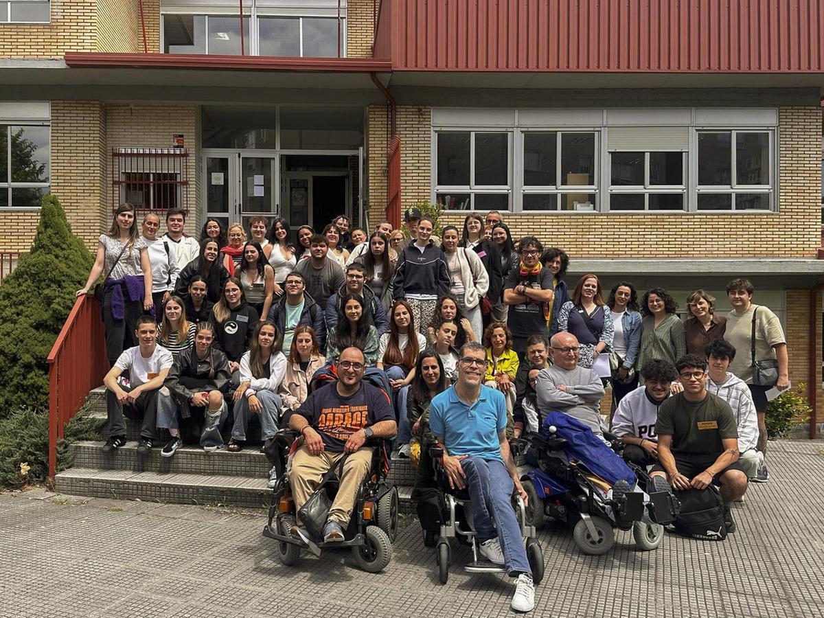 Alumnado y participantes en el proyecto &quot;Biblioteca humana&quot; del IES Portovello.