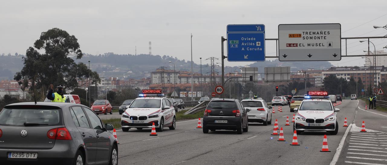 Control policial en la avenida Príncipe de Asturias por la contaminación en la zona oeste.