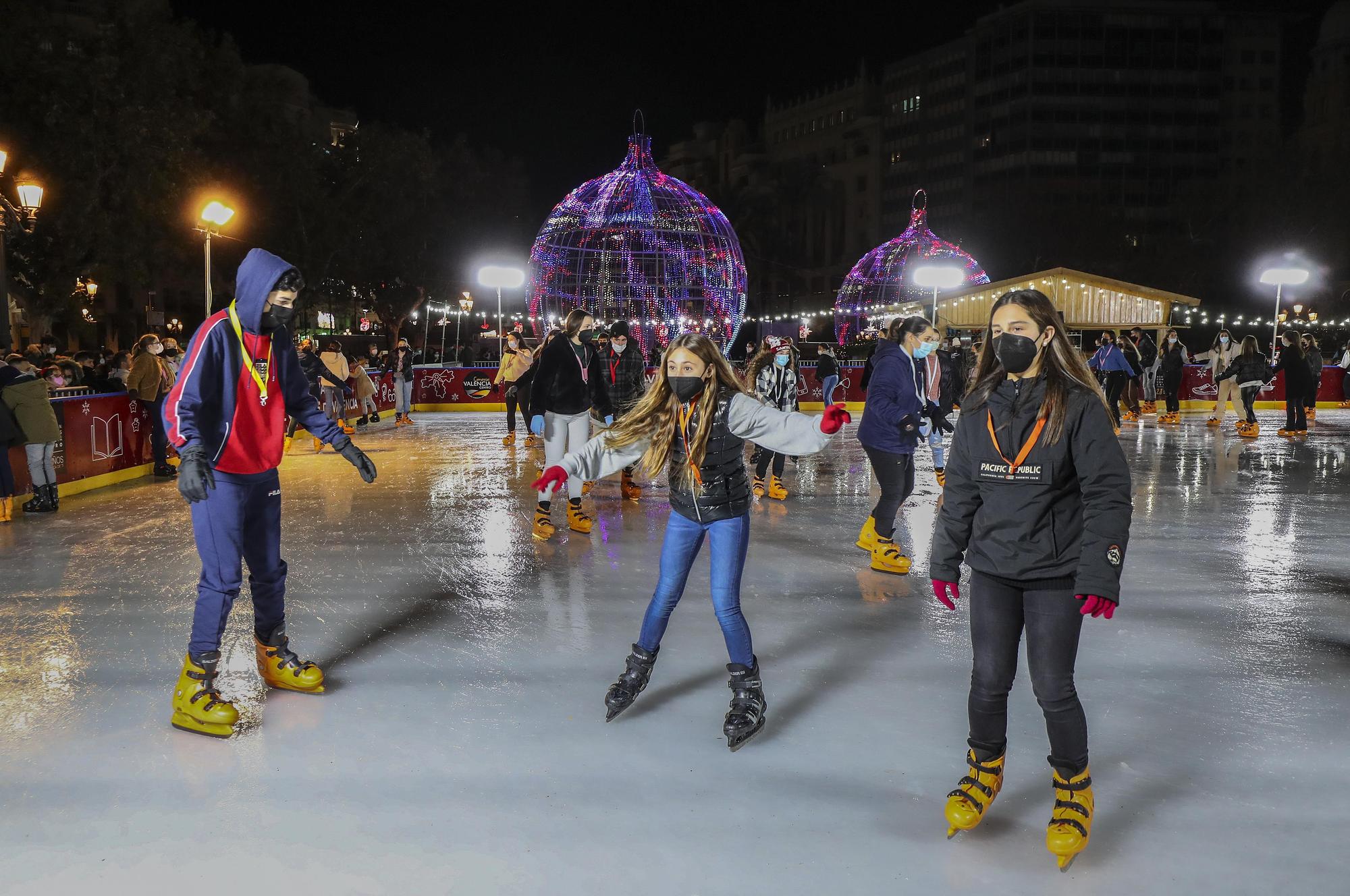 Pista de patinaje y luces de Navidad en la plaza del Ayuntamiento de València