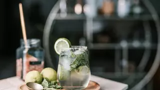 Álex Docampo, dermatólogo: "La lima de los mojitos podría arruinar tu piel"