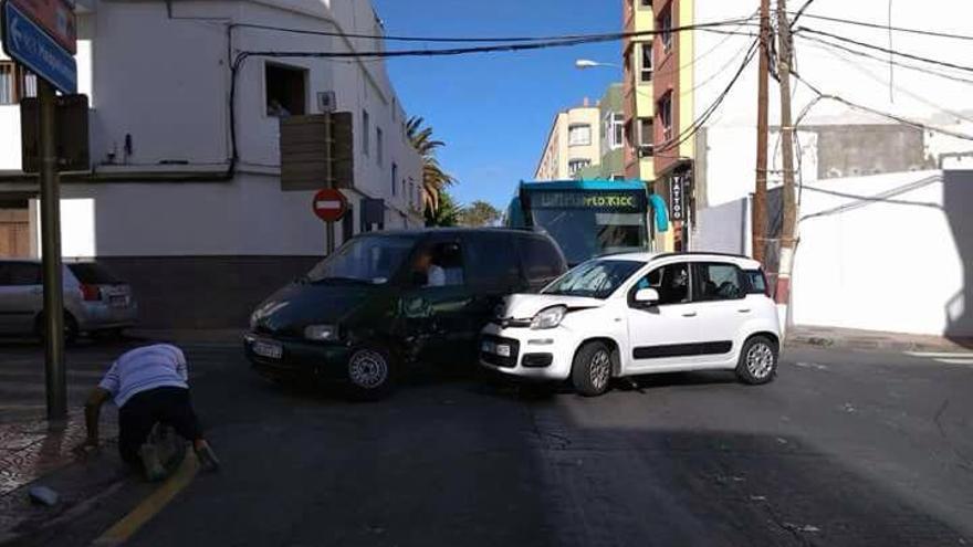 Los dos vehículos implicados en la colisión esta tarde en Vecindario.