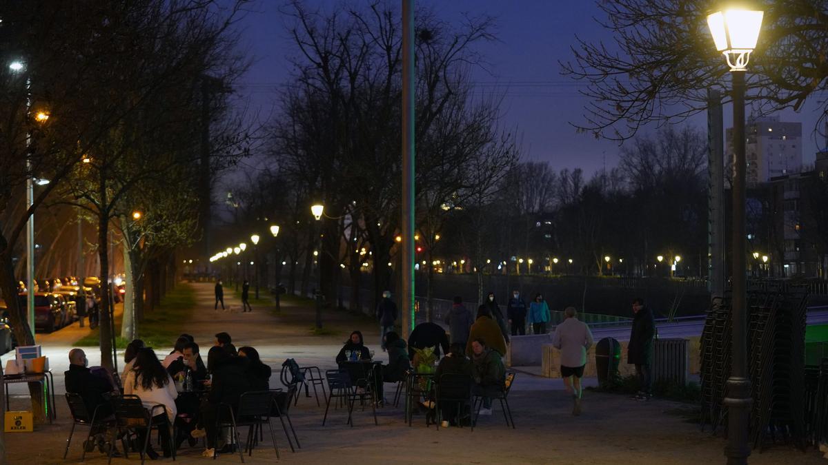 Imagen del ambiente anoche en una terraza de Madrid. / FOTO: David Castro