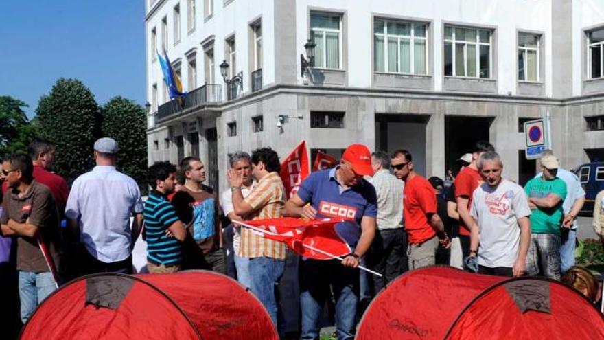 Acampada de CC OO ante la Delegación del Gobierno en Oviedo.