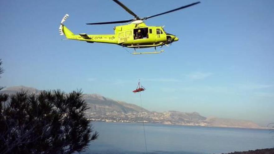 Imagen del rescate ayer cuando los bomberos evacuaban a la víctima.