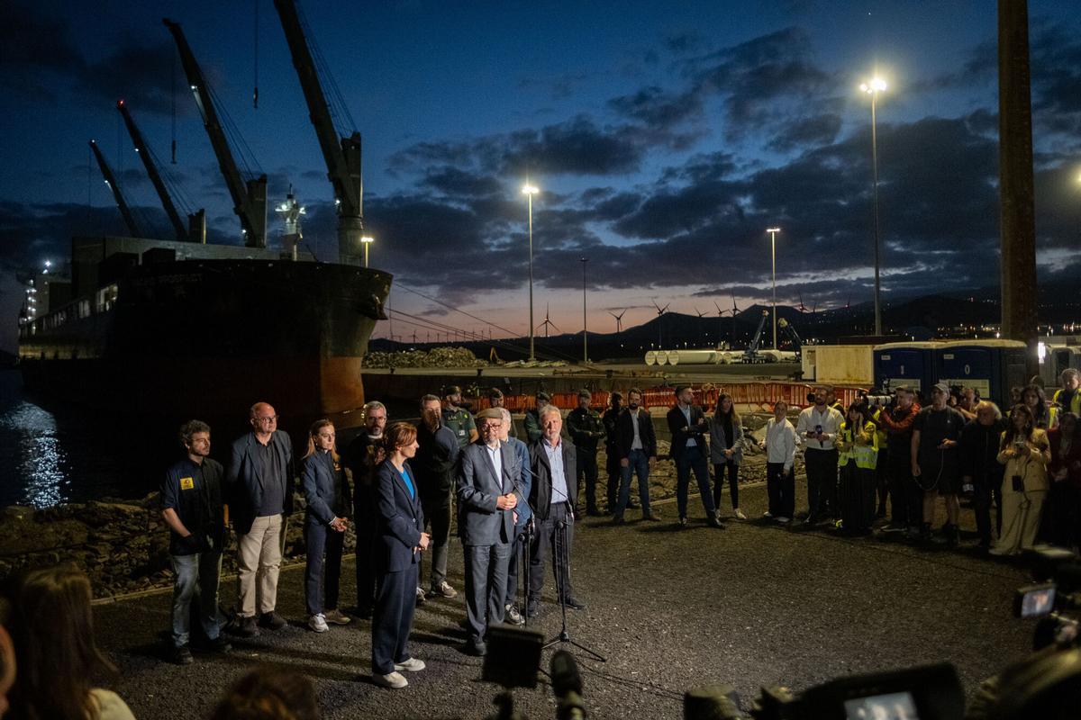 Los ministros de Sanidad, Interior y Política Territorial en el puerto de Granadilla