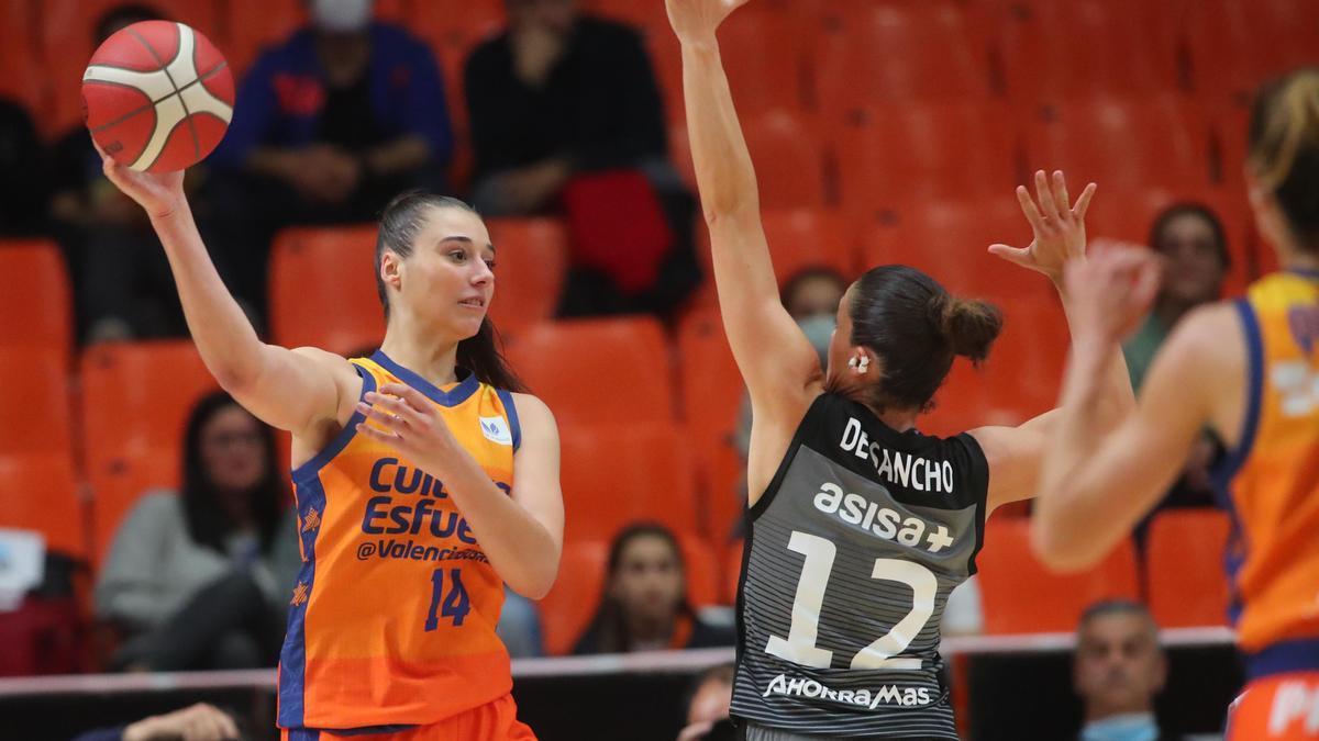 Raquel Carrera aviva el dinamismo del equipo en el juego entre pívots