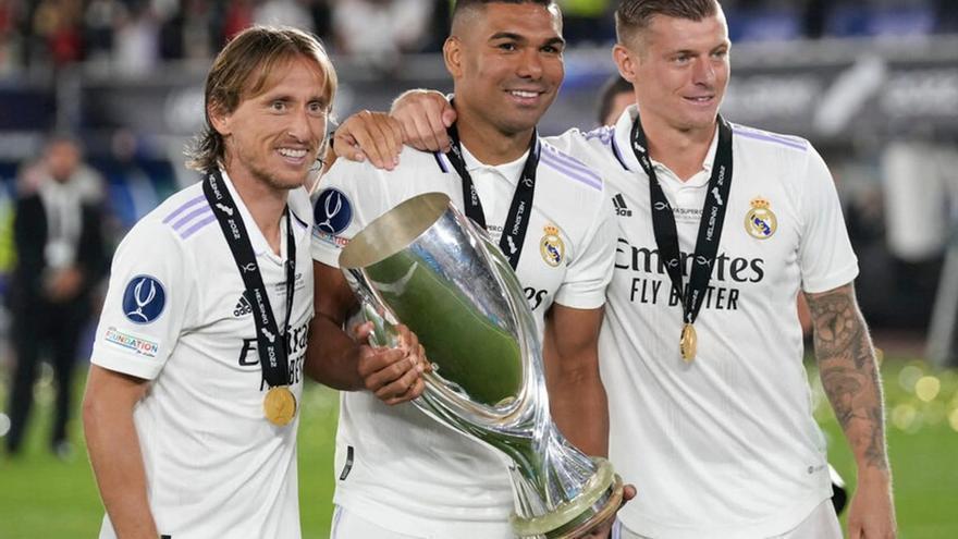 Modric, Casemiro y Kroos, con la última Supercopa de Europa ganada por el Real Madrid.