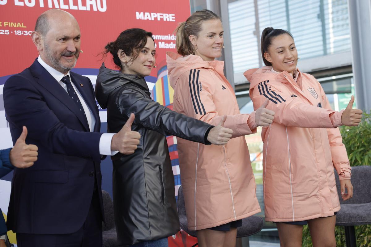 La presidenta de la Comunidad de Madrid, Isabel Díaz Ayuso asistió a la Ciudad del Fútbol en Las Rozas con motivo de la presentación del partido de vuelta de la final de la Liga de Naciones femenina junto al presidente de la Real Federación de fútbol (RFEF) Rafael Louzan, este martes.