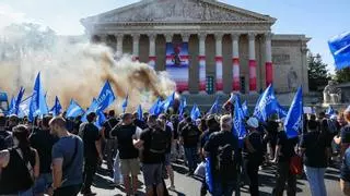 La policía francesa 'cuelga' las esposas en protesta por la situación de precariedad en el cuerpo