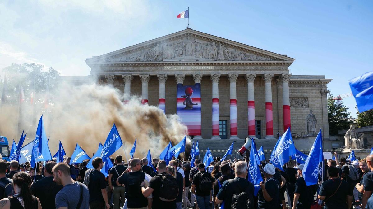 La policía francesa ‘cuelga’ las esposas en protesta por la situación de precariedad en el cuerpo