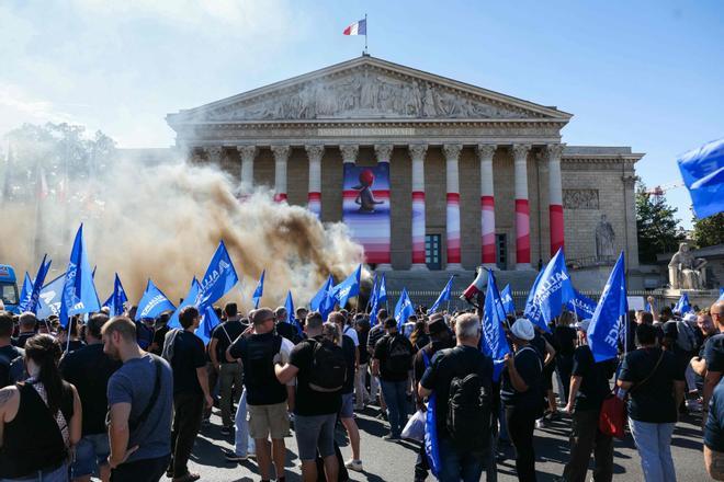 La policía francesa 'cuelga' las esposas en protesta por la situación de precariedad en el cuerpo