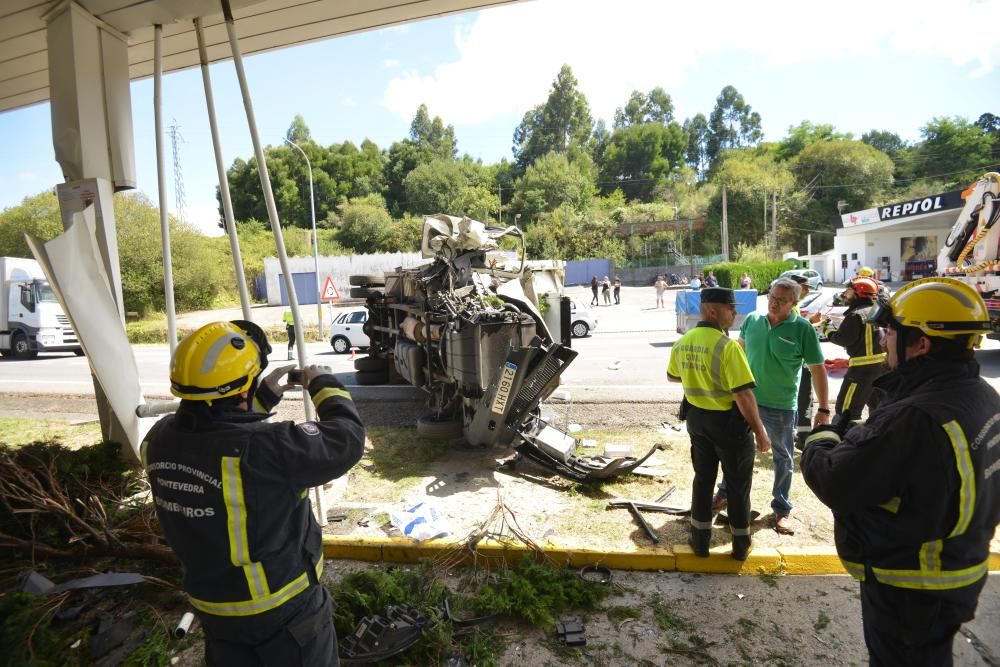 Accidente con vuelco de un camión en Barro