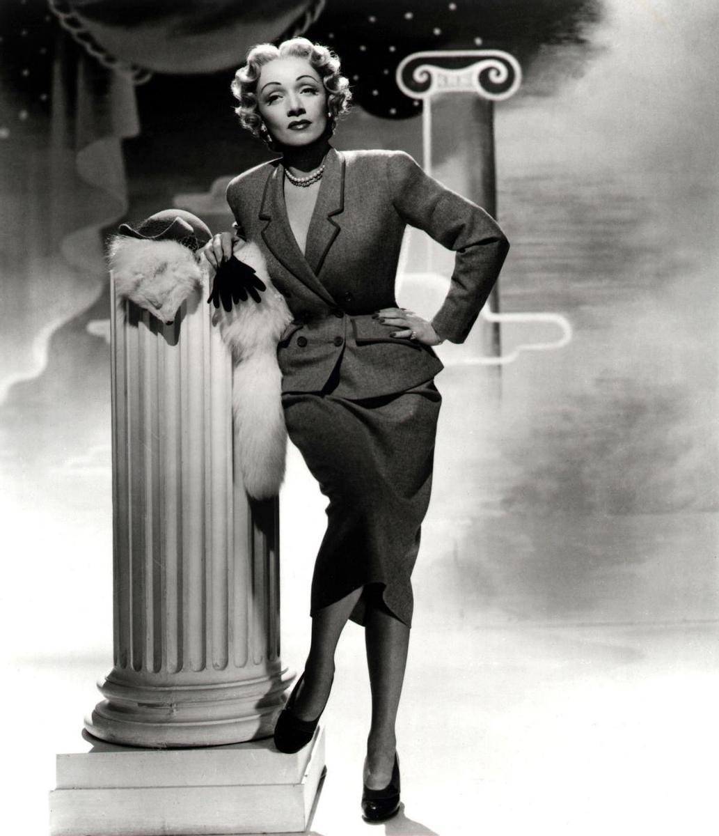 Marlene Dietrich, con dos piezas de Christian Dior en la película 'Pánico en la escena' en 1950