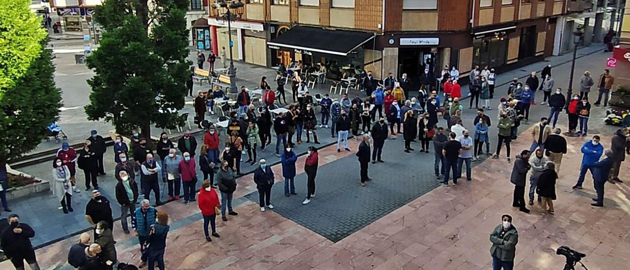 Parte de los asistentes a la concentración organizada ayer en Sama. | M. Á. G.