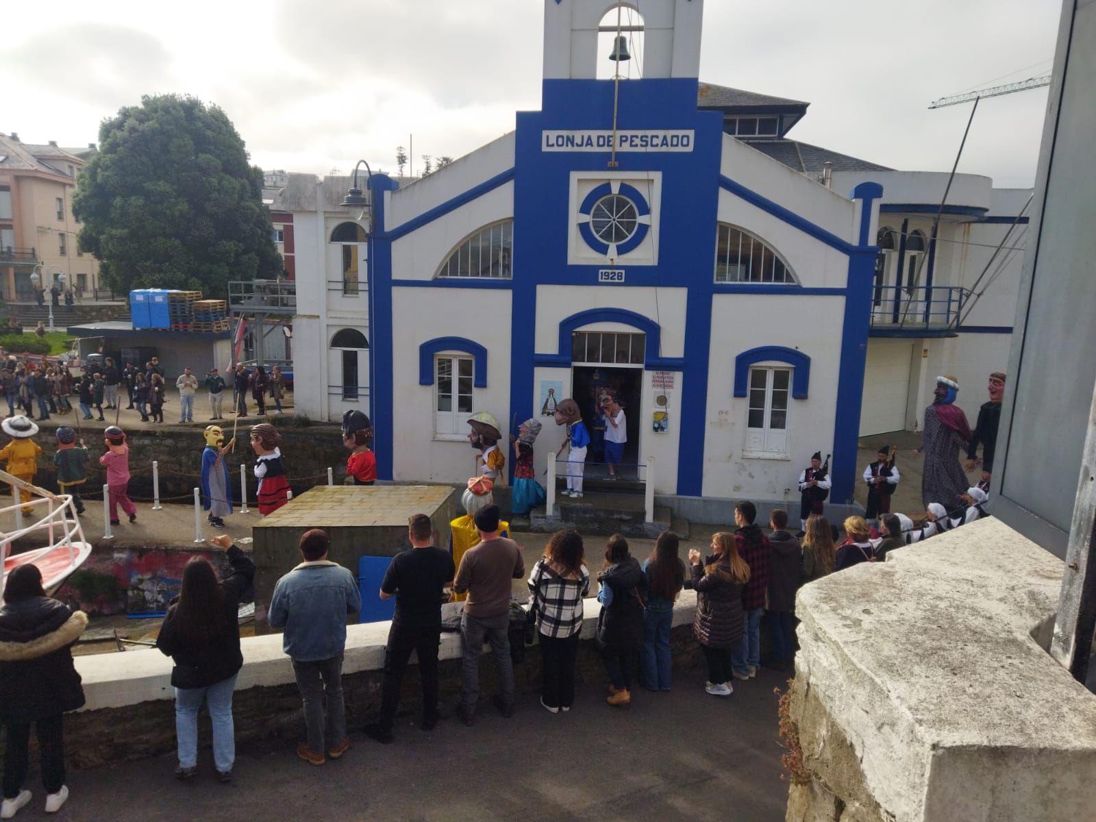 En imágenes: Rodaje de la nueva serie de Netflix en Puerto de Vega