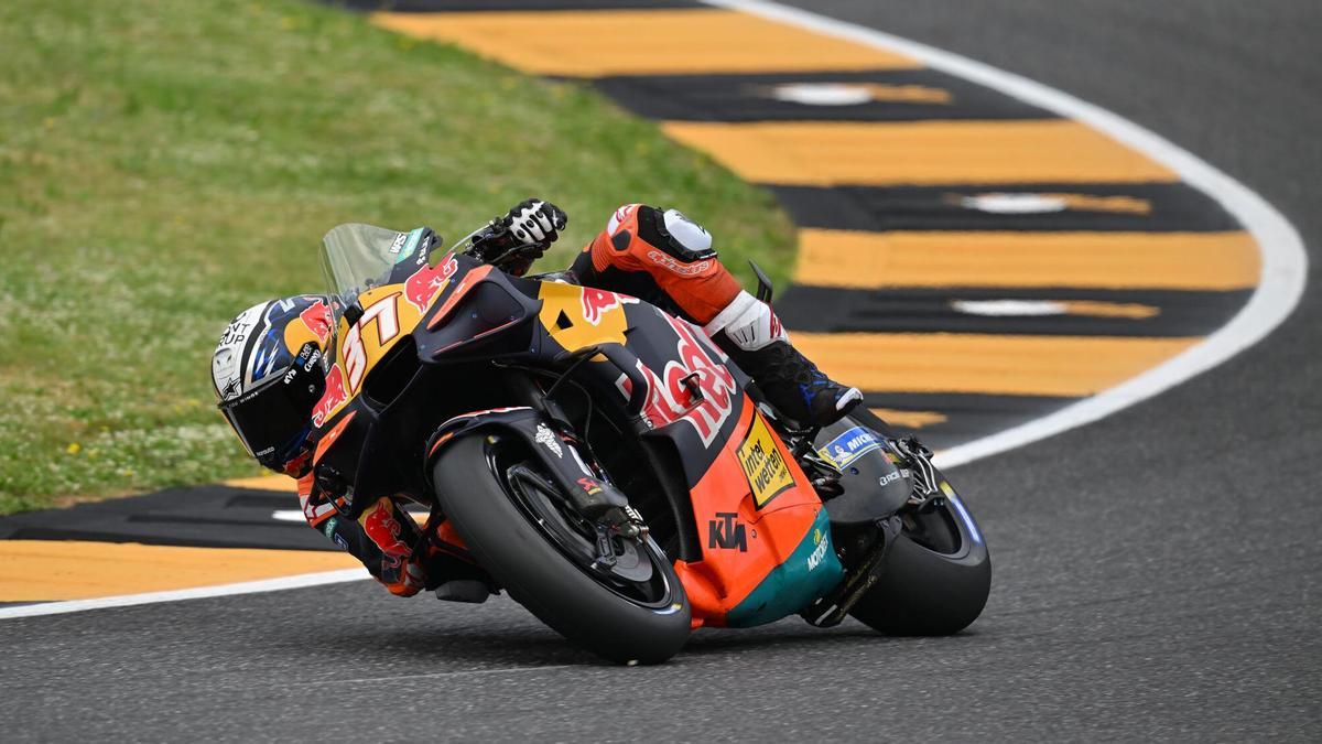 Pedro Acosta pilotando la RC16 de KTM con el icónico patrocinio de Red Bull