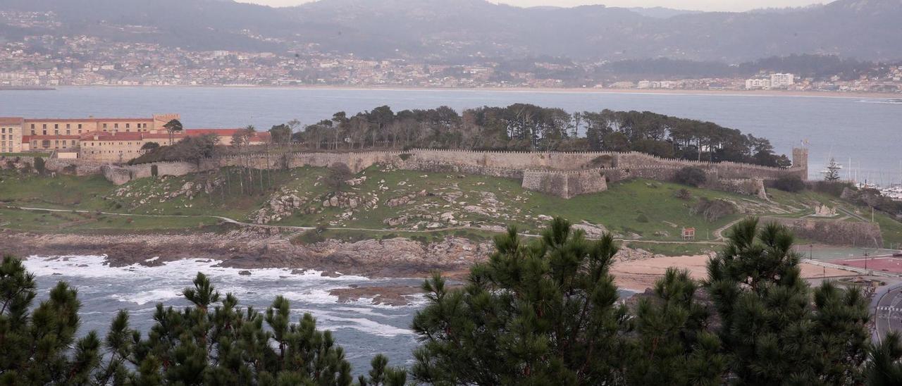 La iluminación de la muralla de la fortaleza de Monte Real dará un giro de 180 grados a la postal nocturna de la villa. |   // MARTA G. BREA