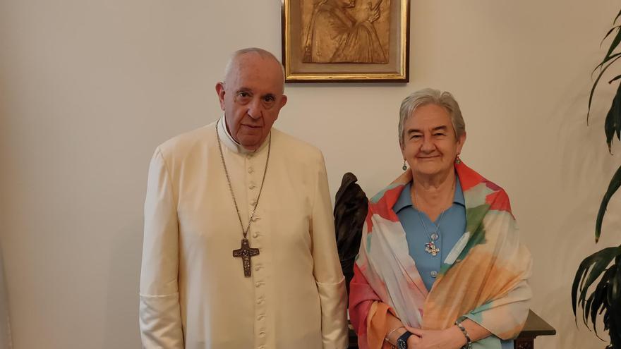 El Papa Francisco junto a María Luisa Berzosa, su mano derecha en España.