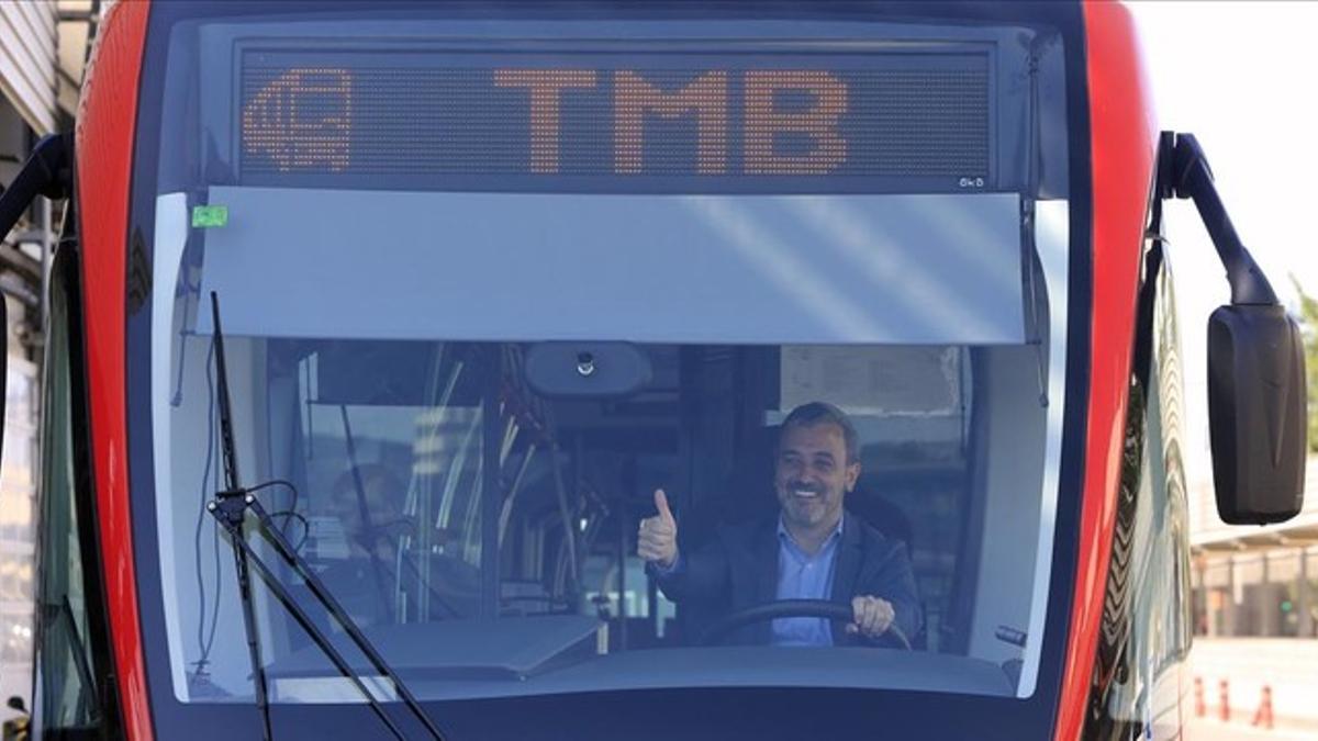 Jaume Collboni, en las cocheras de TMB de la Zona Franca