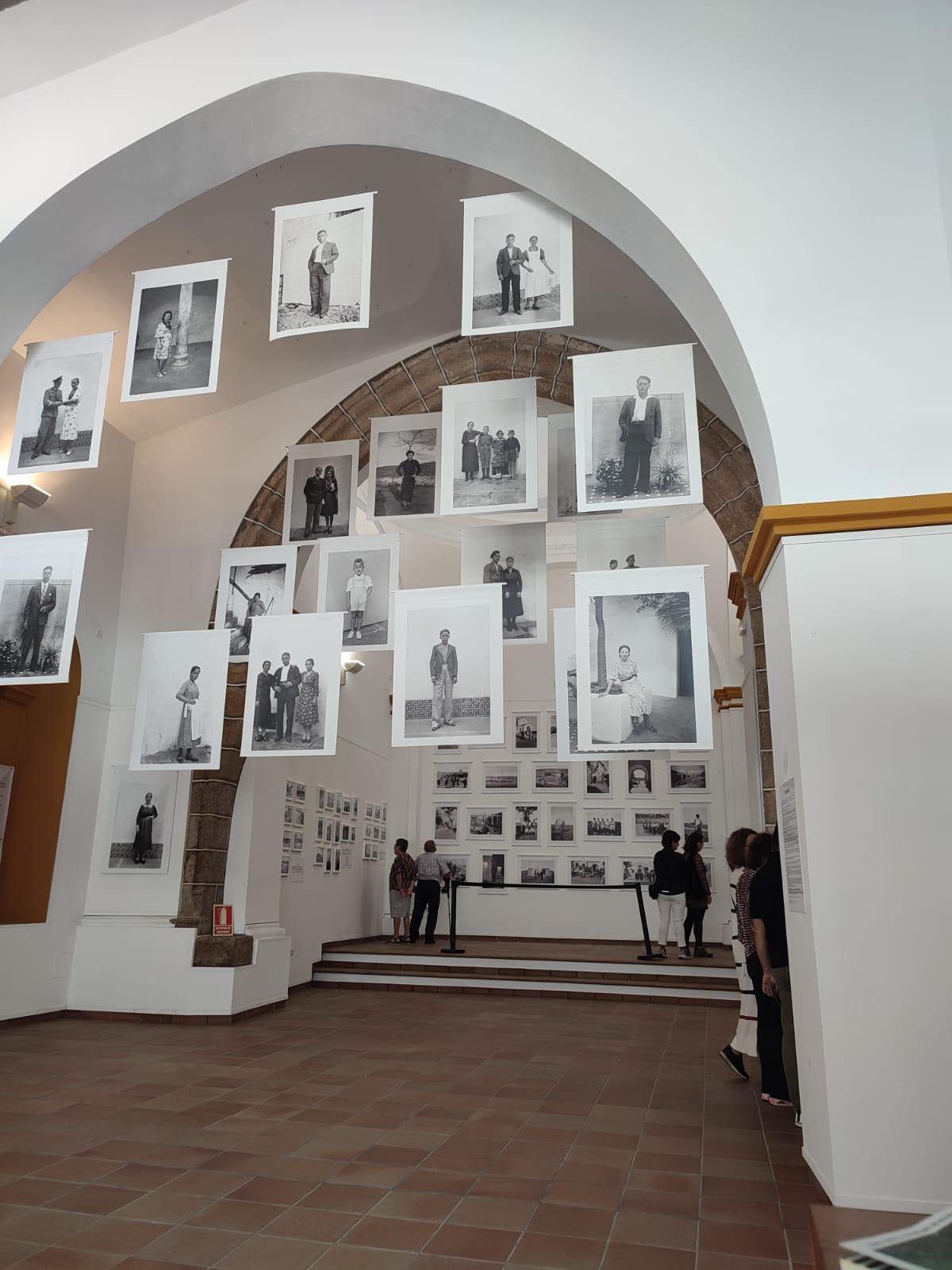 Un recurso cultural es  la  Sala de Exposiciones La Sinagoga, donde se exponen actualmente  fotos antiguas de Remigio Mestre.
