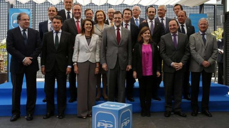 Foto de familia de Mariano Rajoy con los presidentes de los gobiernos autonómicos del PP.  // Efe