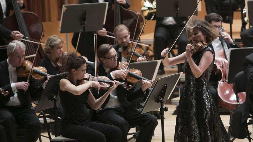 La violinista Lisa Batiashvili, durante su actuación de ayer por la tarde en el Auditorio.